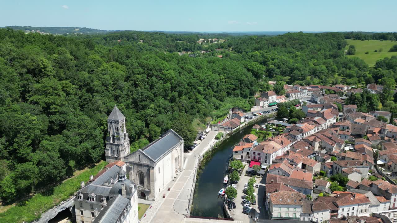 Tilbagegående droneoptagelse der afslører byen Brantôme i Dordogne, Frankrig.