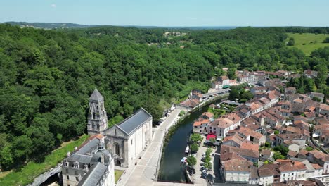 Zurückziehen-Der-Drohne-Aus-Der-Luft-Umgedreht,-Enthüllt-Die-Stadt-Brantome-In-Der-Dordogne,-Frankreich