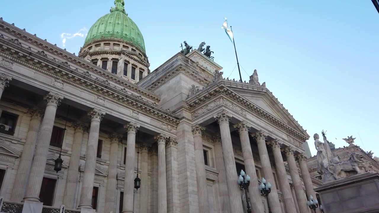 Architettura e Scultura del Congresso Nazionale, Buenos Aires, Argentina, ripresa dal basso con movimento verticale