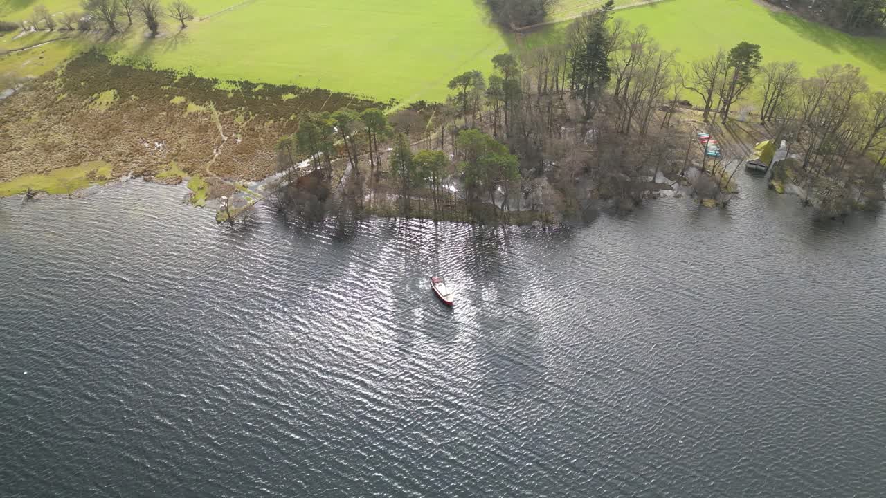 vista aérea de un barco de vapor en las aguas tranquilas del lago olswater en el distrito de los lagos, inglaterra