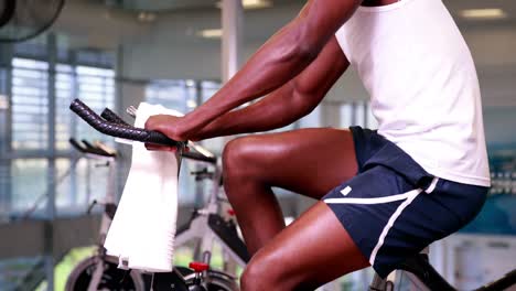 hombre en forma en la bicicleta de ejercicio