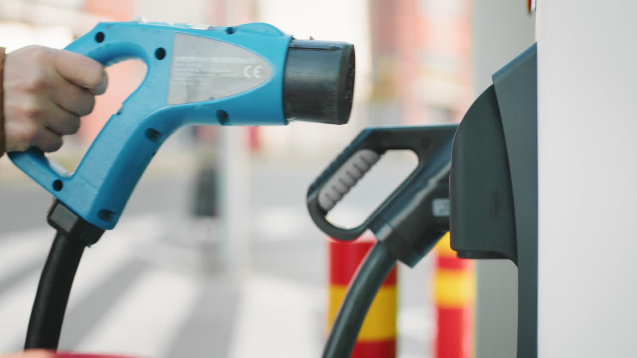 전기 차량을 충전하는 사람