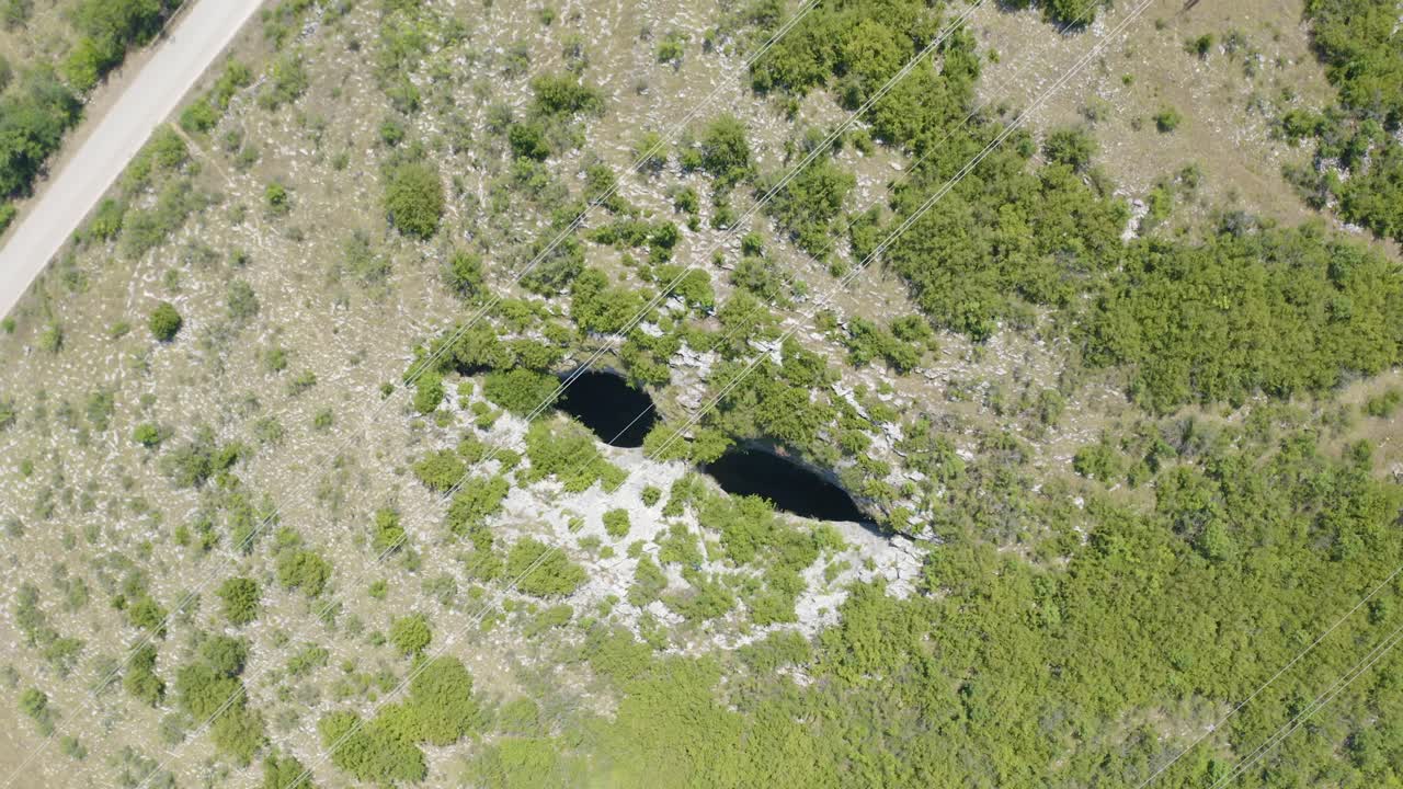 vista de arriba de la cueva cárstica de prohodna cerca de la aldea de karlukovo en lukovit en el norte de bulgaria central