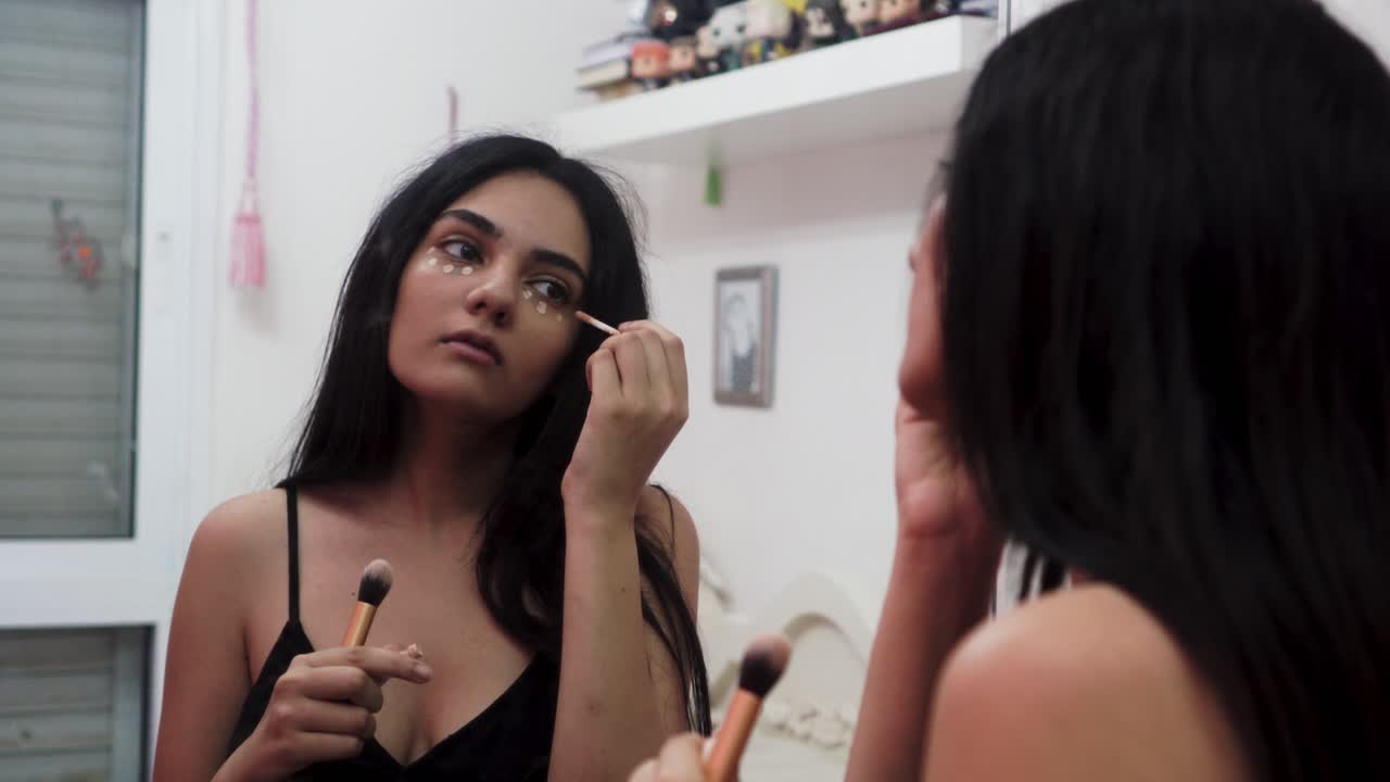 chica poniendo un poco de maquillaje