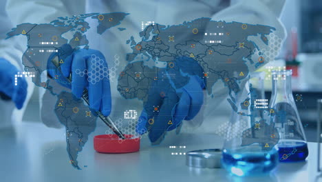animación de procesamiento de datos y mapa del mundo sobre científico masculino