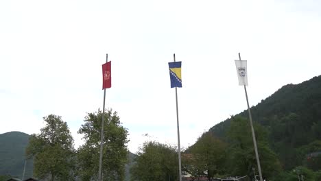 Bosnische-Flagge-Bosnien-Und-Herzegowina-Kardanisch-Stock-Filmmaterial