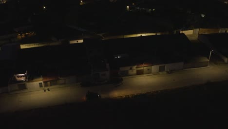 antena de arriba hacia abajo de edificios residenciales vacíos silueta con cielo dorado al atardecer