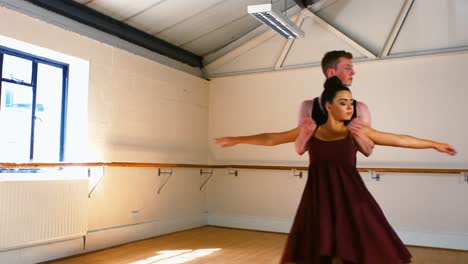 una joven pareja practicando un baile de ballet