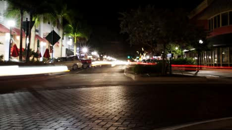 Lapso-De-Tiempo,-Exposición-Abierta-De-Autos-Que-Bajan-Por-La-Calle-Principal-Del-Centro-Por-La-Noche-En-Sarasota,-Florida