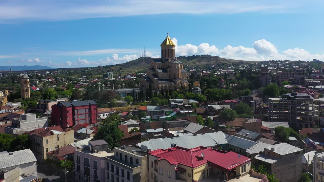 antena: revelación de la ciudad de tbilisi, iglesia de metekhi en el fondo, capital de georgia