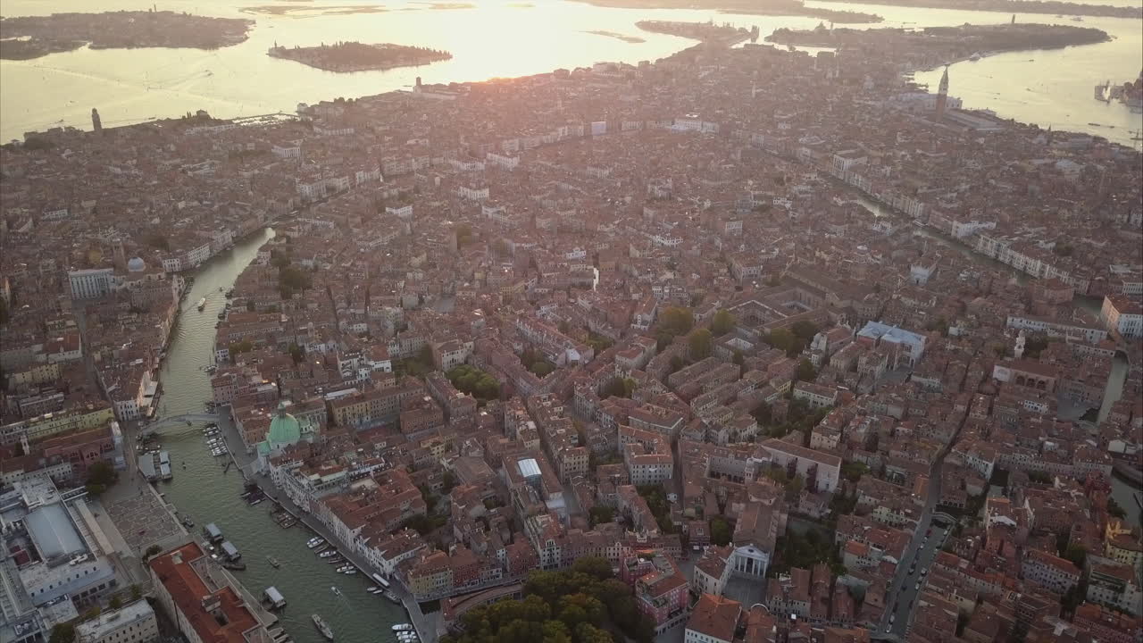 Suggestiva ripresa aerea di Venezia illuminata dal sole del mattino, Italia