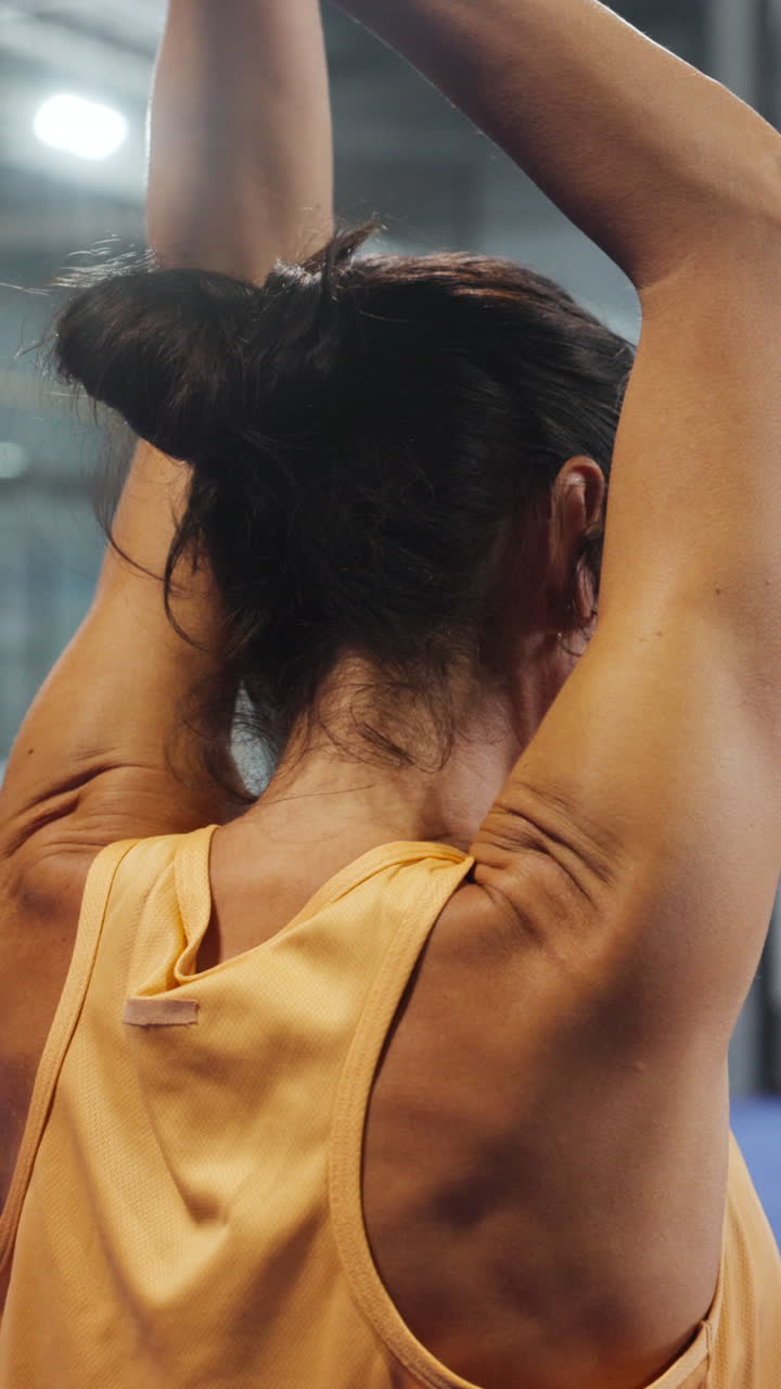 Close-up de Mulher Alongando Braços e Ombros na Academia