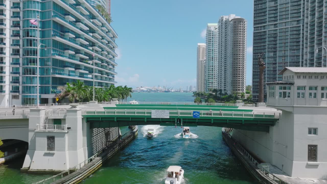 vuela sobre el puente de la carretera por encima del río. vista reveladora de las modernas torres residenciales del centro de la ciudad en la costa. miami, ee.uu.