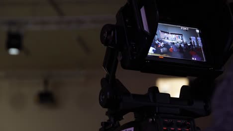 cámara de video grabando una conferencia