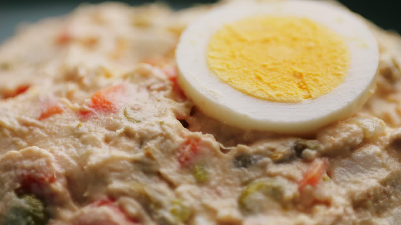 primer plano de ensalada de atún con huevo