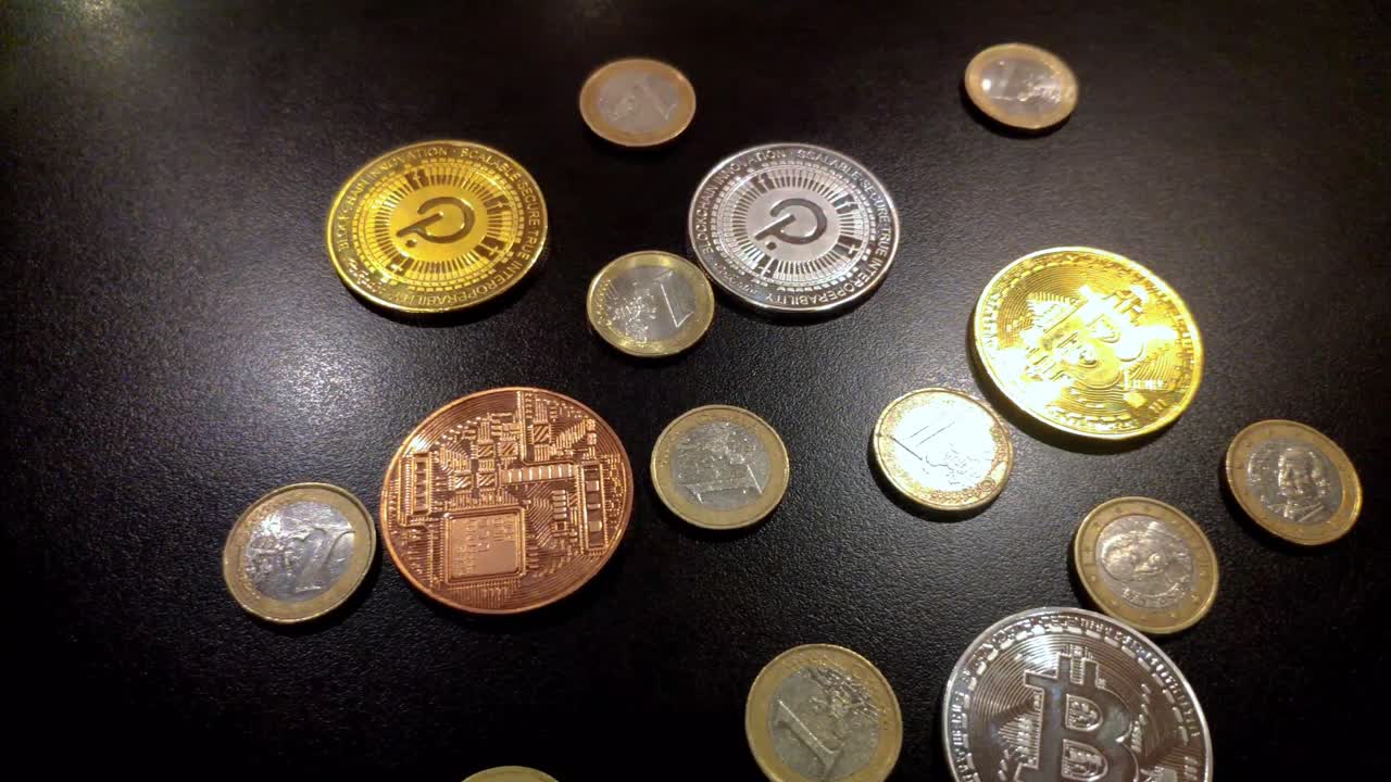 dinero criptográfico digital, tokens de cadena de bloques, web 3 bitcoin y polkadot mezclados con monedas de un euro que reflejan un resplandor de luz sobre fondo negro, paracaídas y cadena de bloques, primer plano rodante, galicia, españa