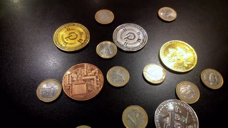 Dinero-Criptográfico-Digital,-Tokens-De-Cadena-De-Bloques,-Web-3-Bitcoin-Y-Polkadot-Mezclados-Con-Monedas-De-Un-Euro-Que-Reflejan-Un-Resplandor-De-Luz-Sobre-Fondo-Negro,-Paracaídas-Y-Cadena-De-Bloques,-Primer-Plano-Rodante,-Galicia,-España