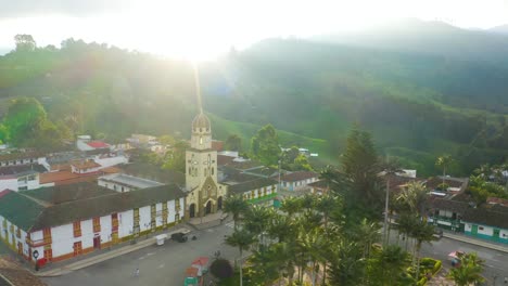 Die-Drohne-Nähert-Sich-Dem-Hauptplatz-Von-Salento-Mit-Jeeps,-Die-Darauf-Warten,-Morgens-Touristen-Ins-Cocora-Tal-Zu-Bringen