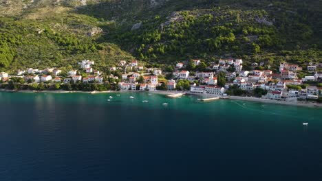 Vista-Aérea-Del-Pueblo-De-Brist-En-La-Costa-Del-Mar-Adriático,-Riviera-De-Makarska-En-El-Sur-De-Dalmacia,-Croacia---Disparo-De-Drones