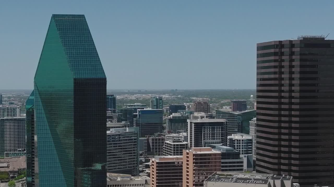 Dallas silüetinin yüksek binaları ve şehir yerleşim düzenini yukarıdan gösteren görünümü