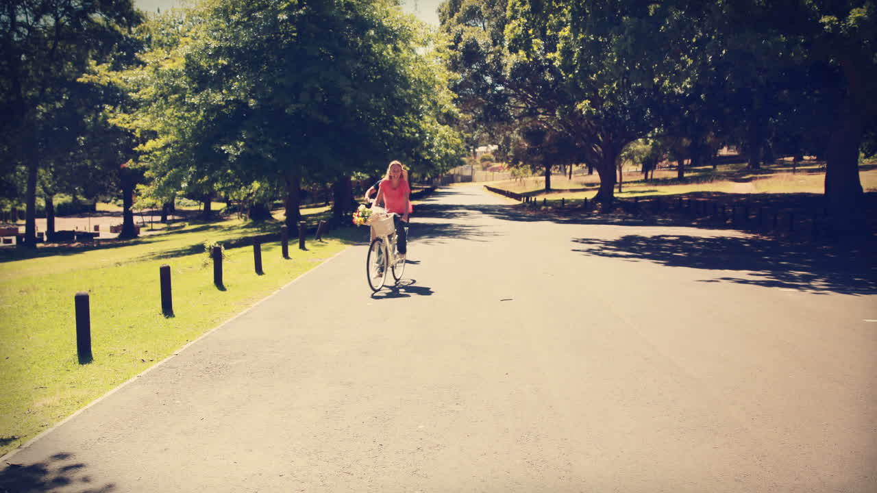 자전거 타는 행복한 커플