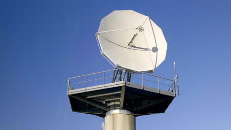 Equipo-Satelital-Elevado-En-Montpellier-Con-Intrincada-Estructura-Metálica