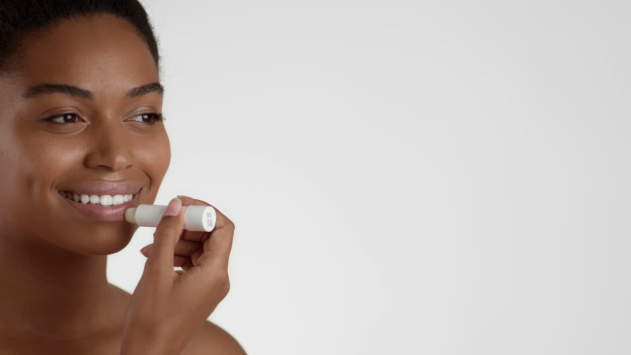 mujer aplicar bálsamo labial