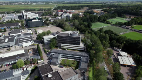 Drone-Aéreo-Del-Complejo-Deportivo-Groningenweg-8-Cerca-Del-Sitio-Industrial-En-La-Ciudad-De-Gouda,-Países-Bajos