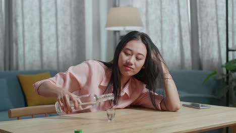 혼자 술을 마시는 여자