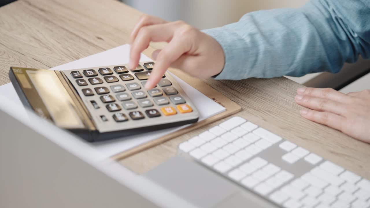 manos de un contable trabajando en una calculadora en el lugar de trabajo trabajando en el escritorio