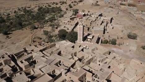 vista aérea de un pequeño pueblo en taliouine, en el sur de marruecos