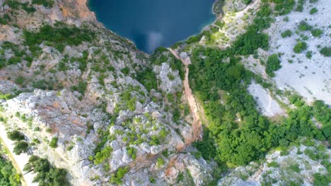 hermoso video aéreo del lago rojo, imotski, croacia