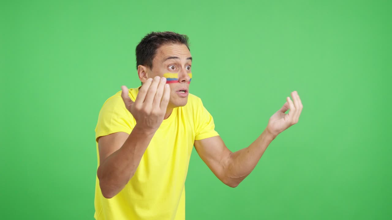 Uomo che fa il tifo per la Colombia, arrabbiato per la decisione dell'arbitro