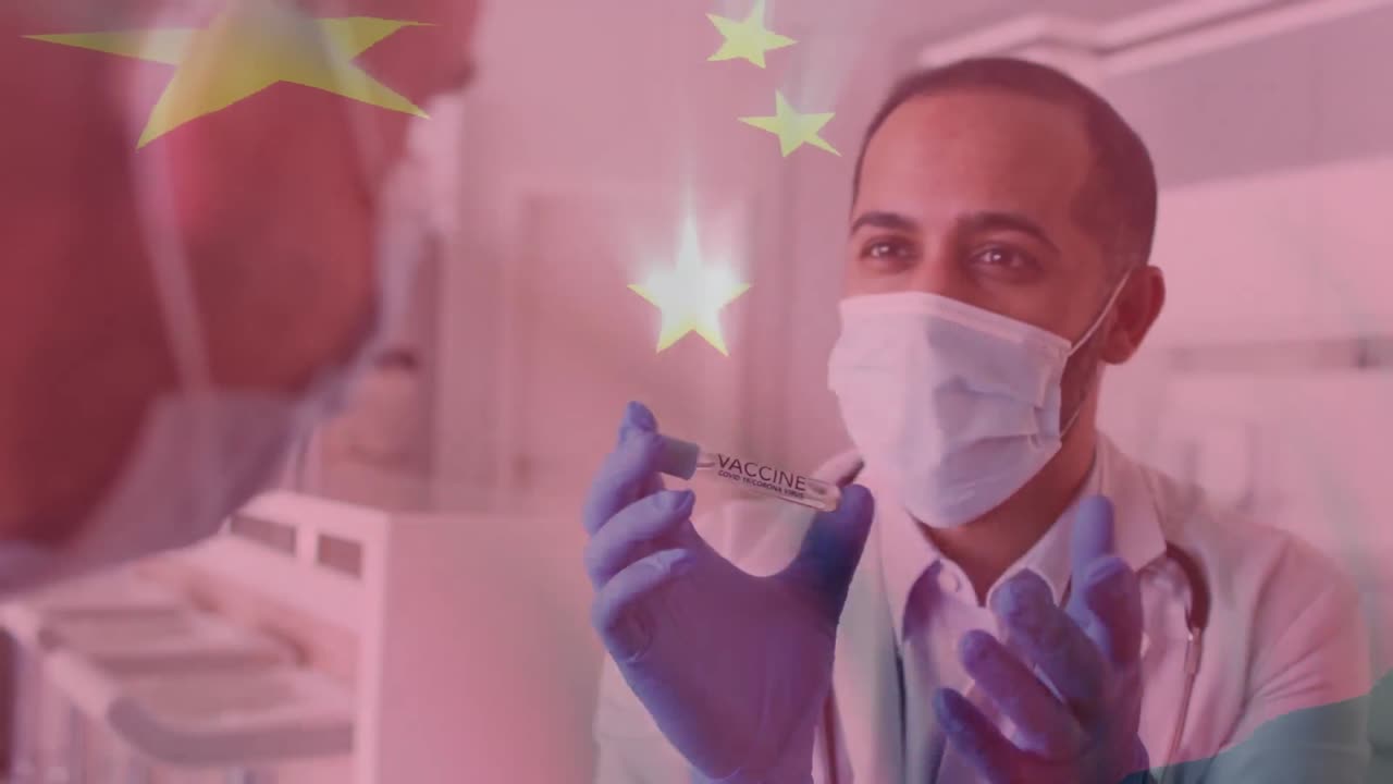 환자에게 코로나 백신을 보여주는 얼굴 마스크를 입은 남성 의사 위에 중국 국기를 그린 애니메이션