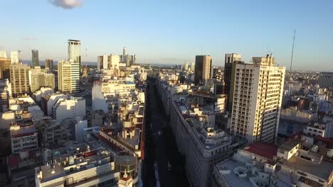 vista aérea de la ciudad con fondos de edificios al atardecer