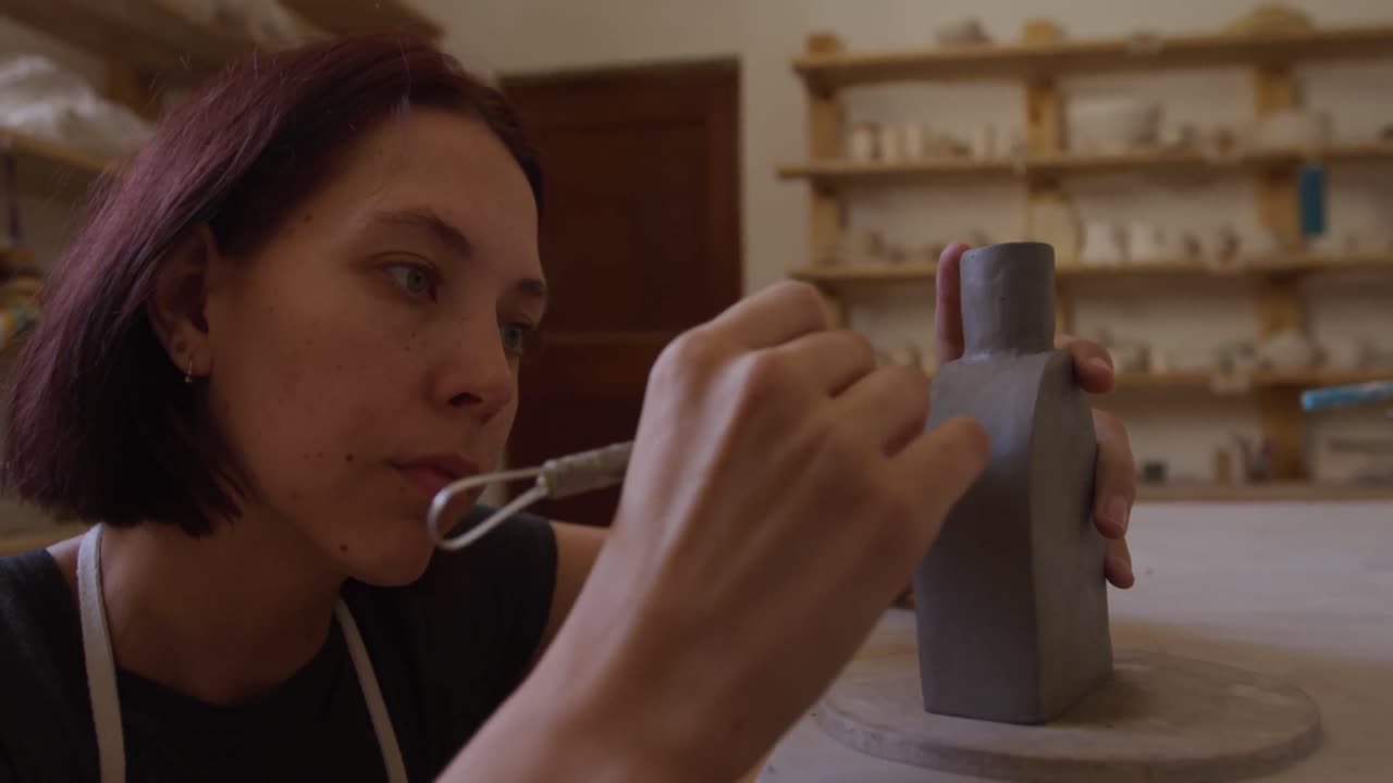 joven alfarera trabajando en su estudio