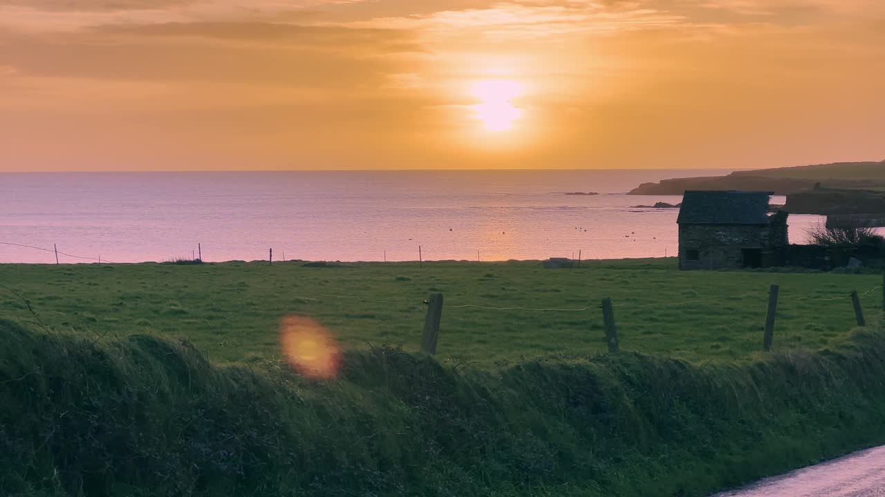Vintersoloppgang og kystvei på landet i Irland