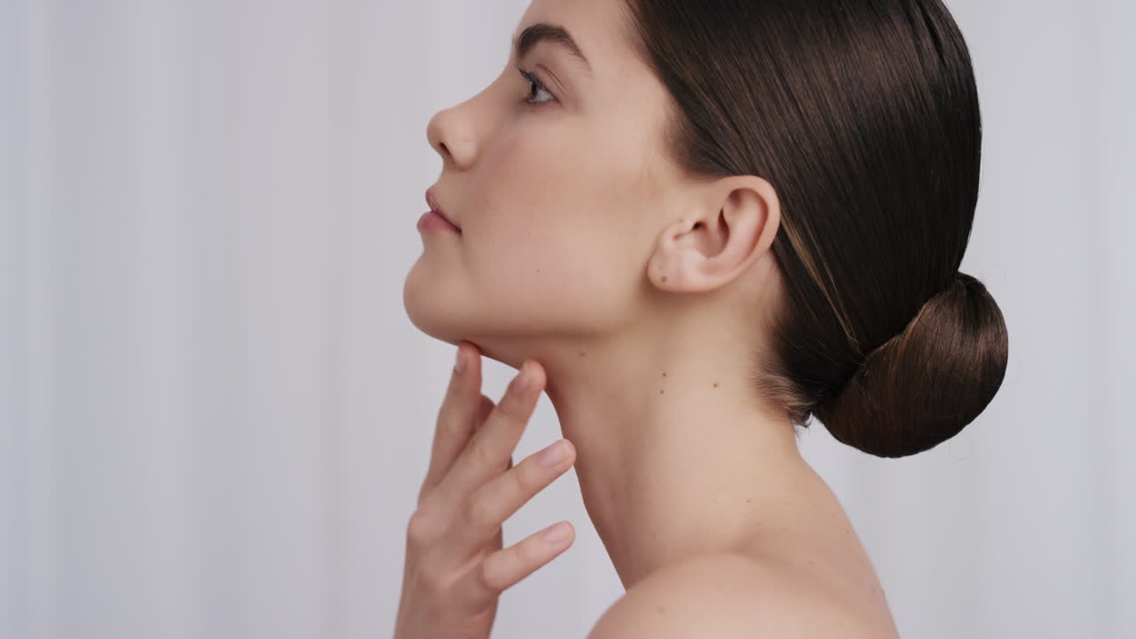 retrato de una mujer joven sana tocando suavemente la piel con las manos acariciando la piel suave y suave hermosa mujer caucásica disfrutando del cuidado de la piel de lujo relajación sensual