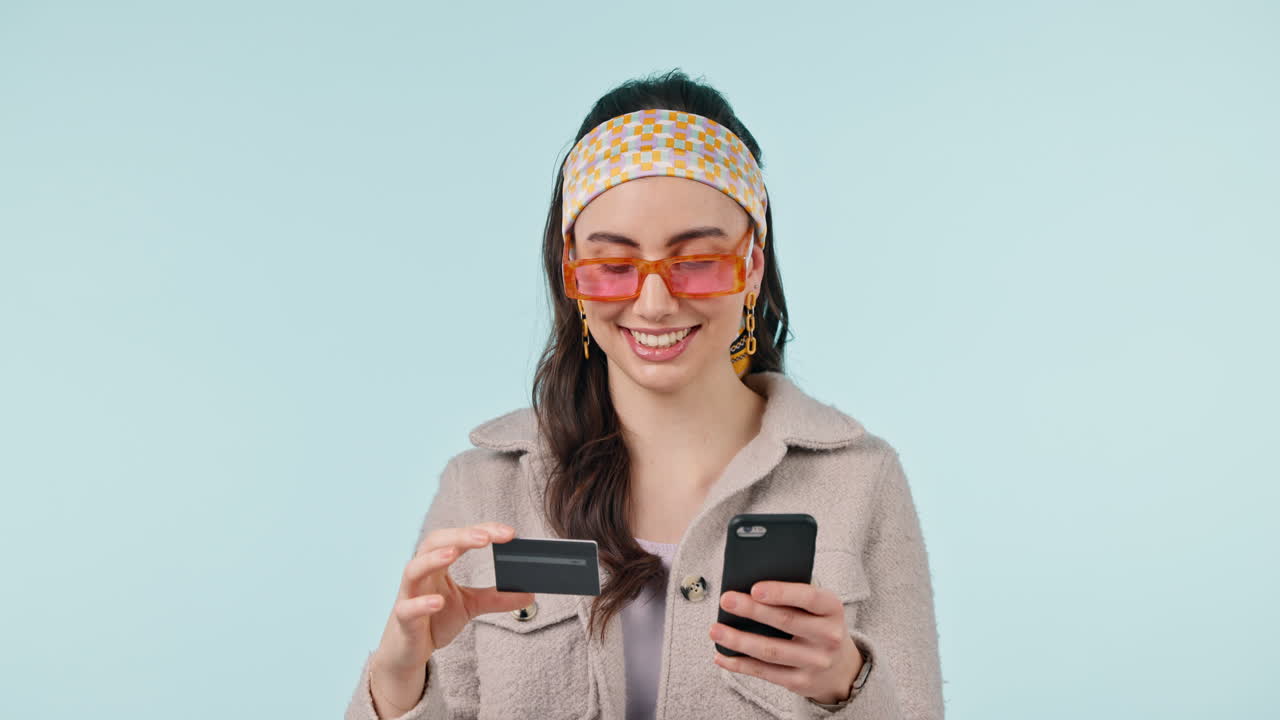 tarjeta de crédito, pago y mujer feliz con teléfono