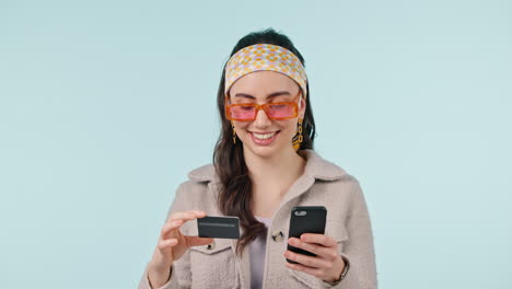 tarjeta de crédito, pago y mujer feliz con teléfono