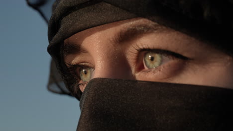 joven musulmana con hiyab abre sus ojos verdes, revelando una vista panorámica