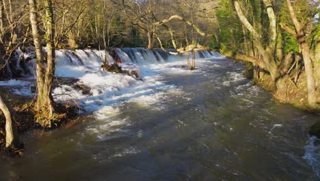 Río-Caudaloso-Sobre-El-Parque-De-Montaña-De-Fervenza-Como-Feiticeiras,-Coruña,-España