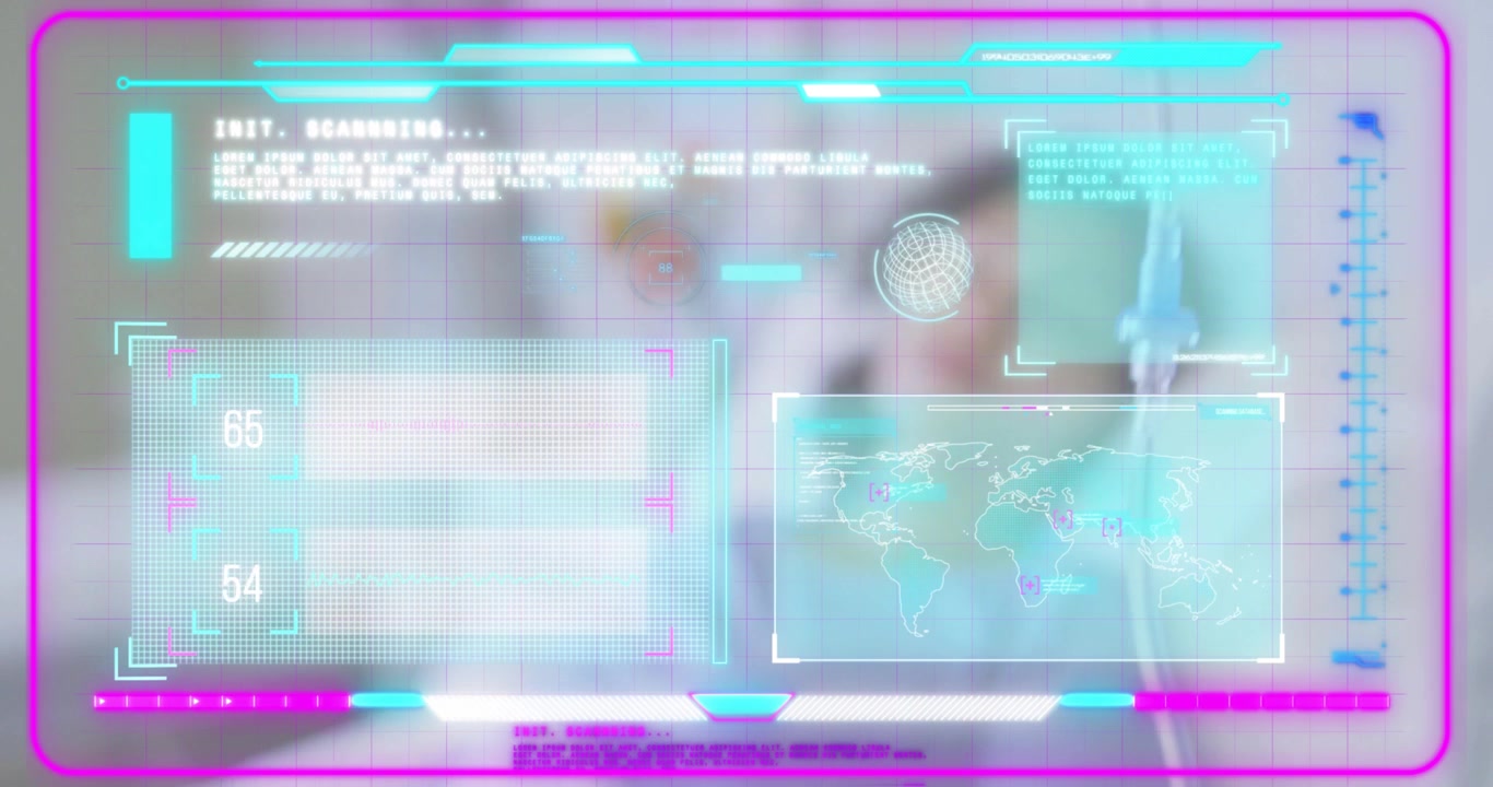 Donna che interagisce con input, un ologramma traslucido aggiorna numeri e marcatori su una mappa per analisi tecnologiche.