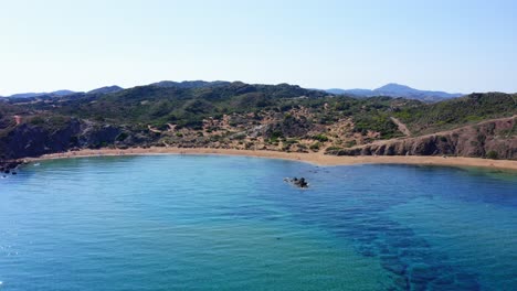 Europäischer-Sommer-Mit-Drohne,-Die-An-Einem-Sonnigen-Tag-Ohne-Wolken-über-Die-Gewässer-Von-Menorca-Fliegt