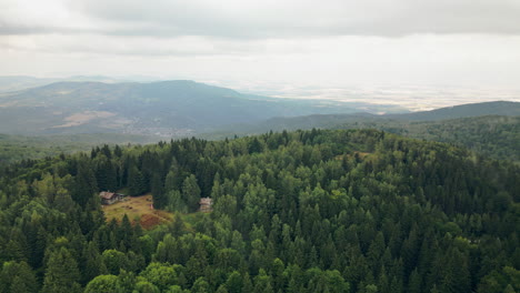 Seitliche-Luftaufnahme-Zeigt-Eine-Berghütte-Im-Naturpark-Vitosha-Mit-Dramatischen-Tal-Im-Hintergrund