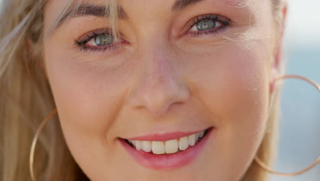 feliz, sonrisa y retrato de mujer al aire libre
