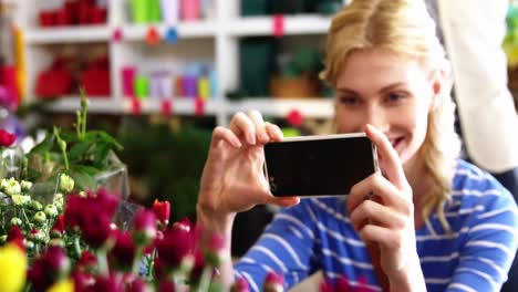 Frau-Fotografiert-Einen-Blumenstrauß