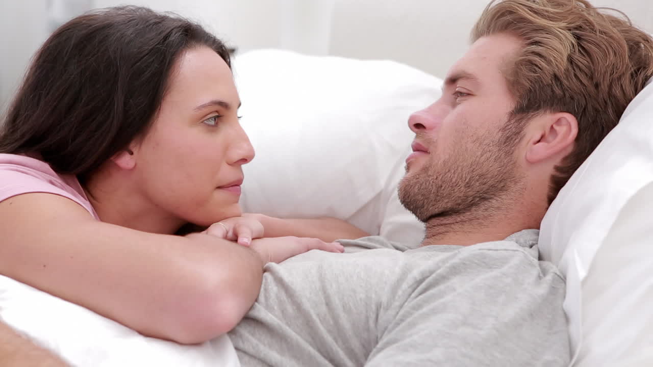 Una coppia che parla a letto.