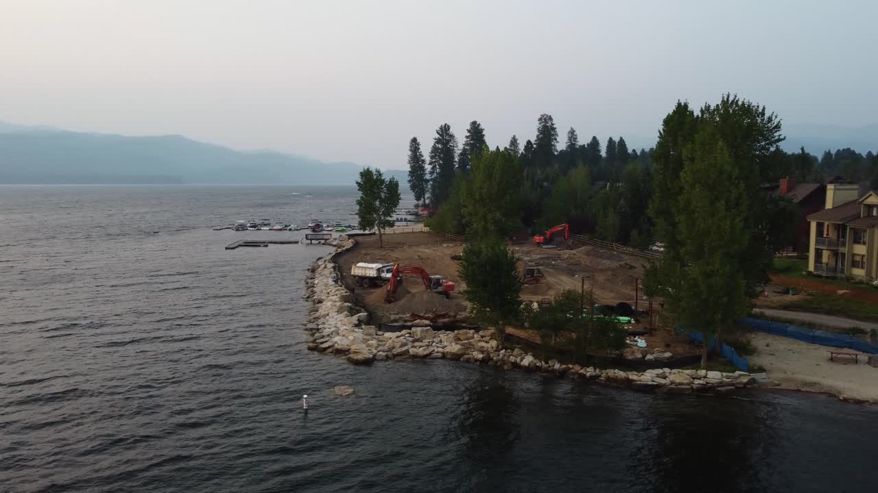 toma de drones en el sentido de las agujas del reloj de la construcción en la orilla del lago payette durante la puesta de sol