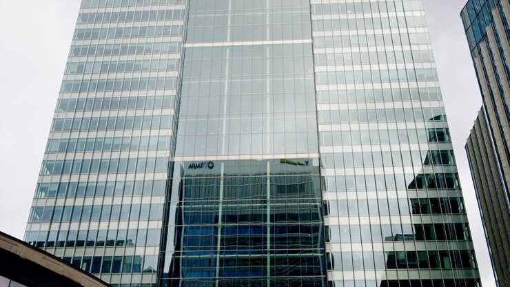 Vista di un grattacielo nel quartiere di Canary Wharf a Londra, Regno Unito